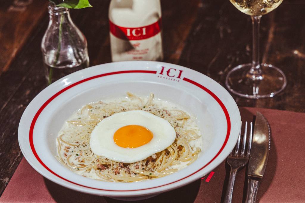 Linguine com molho de parmesão, bacon e ovo caipira