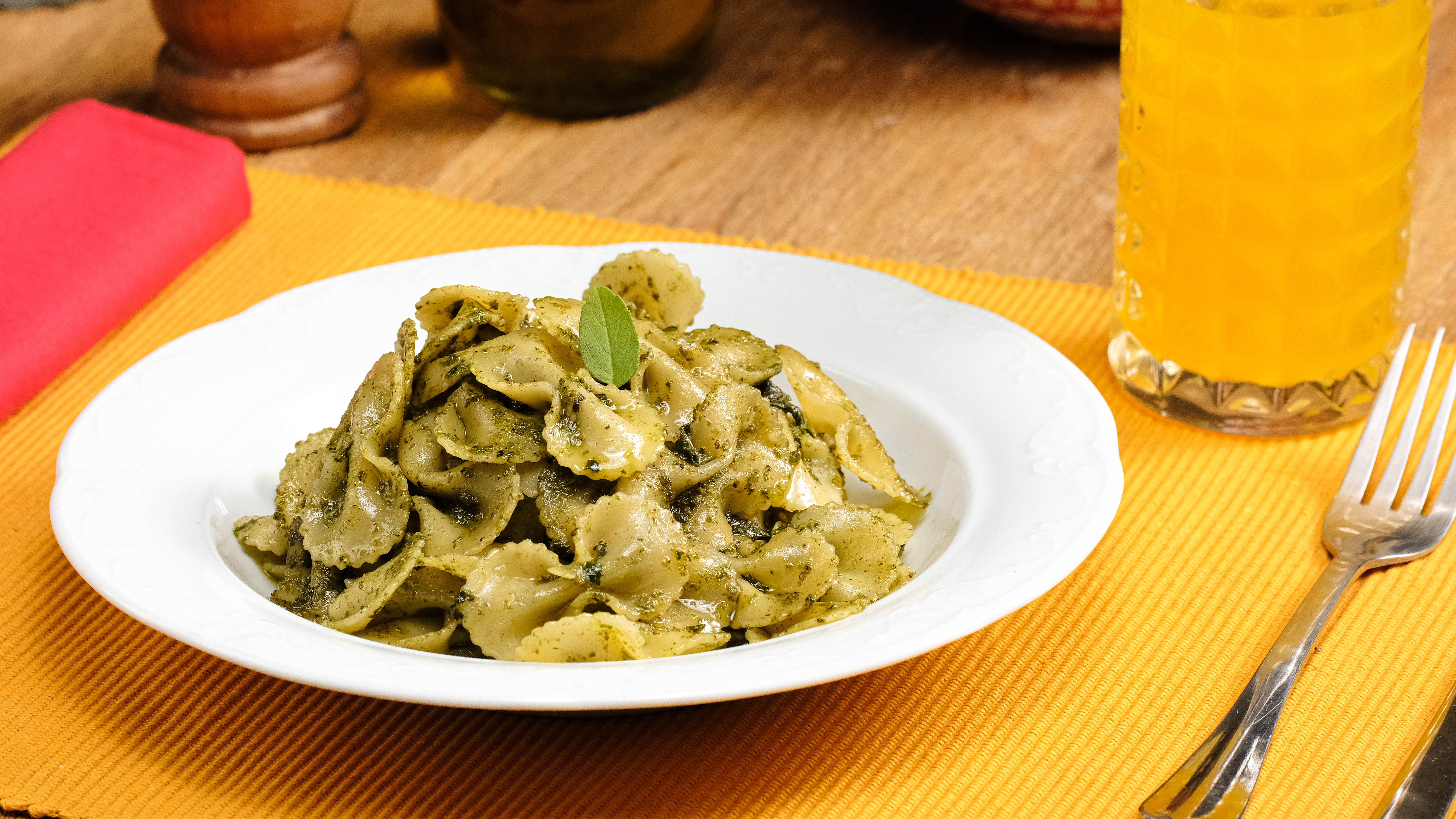 Receita de macarrão gravatinha ao molho pesto