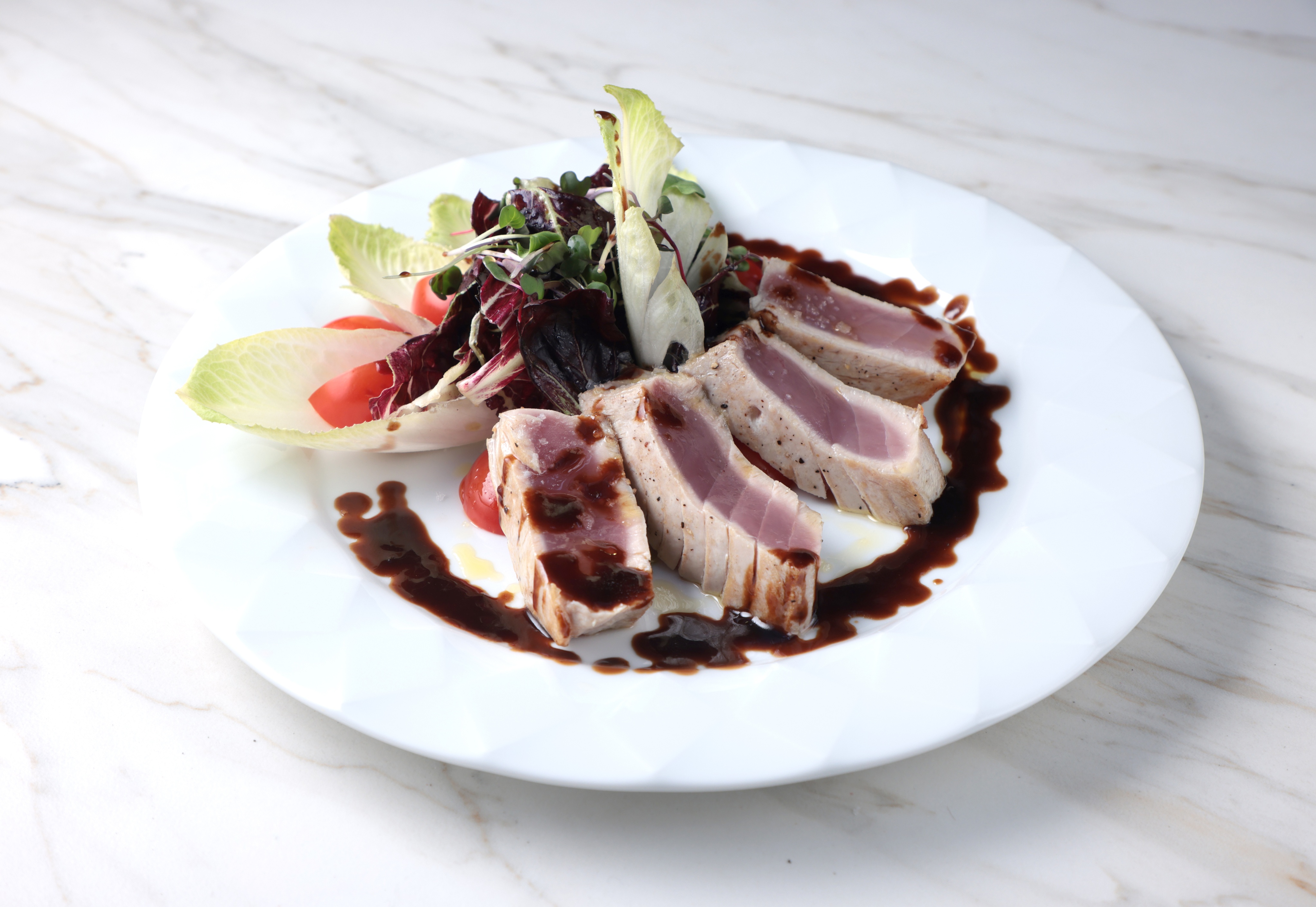 Atum selado com radicchio, endívia e tomate romanita