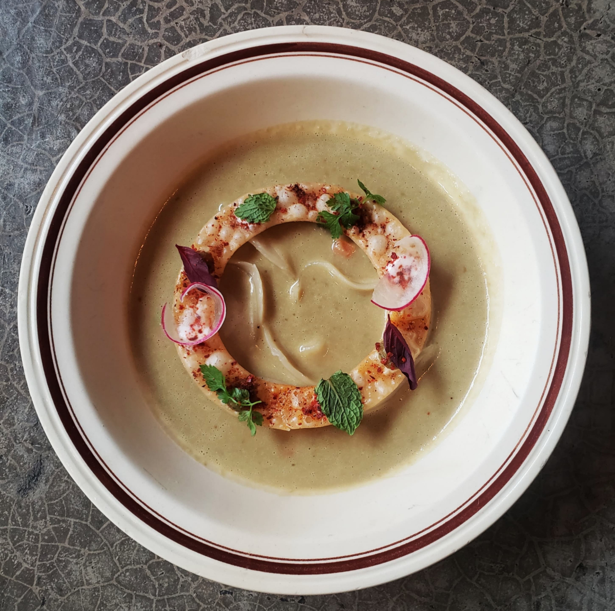 Sopa de grão de bico com capelete de iogurte e especiarias é um dos pratos de Dia das Mães do Make Hommus. Not War