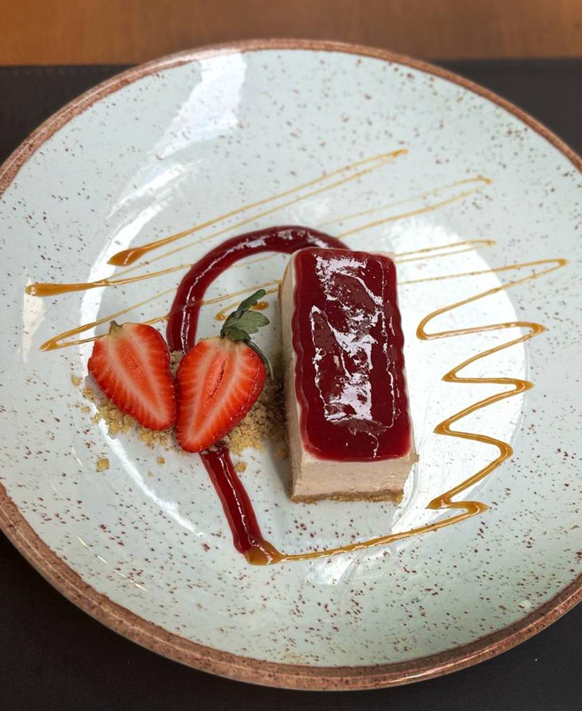 Cheesecake de framboesa com calda de frutas vermelhas e morangos frescos é sobremesa do Piccini para o Dia das Mães