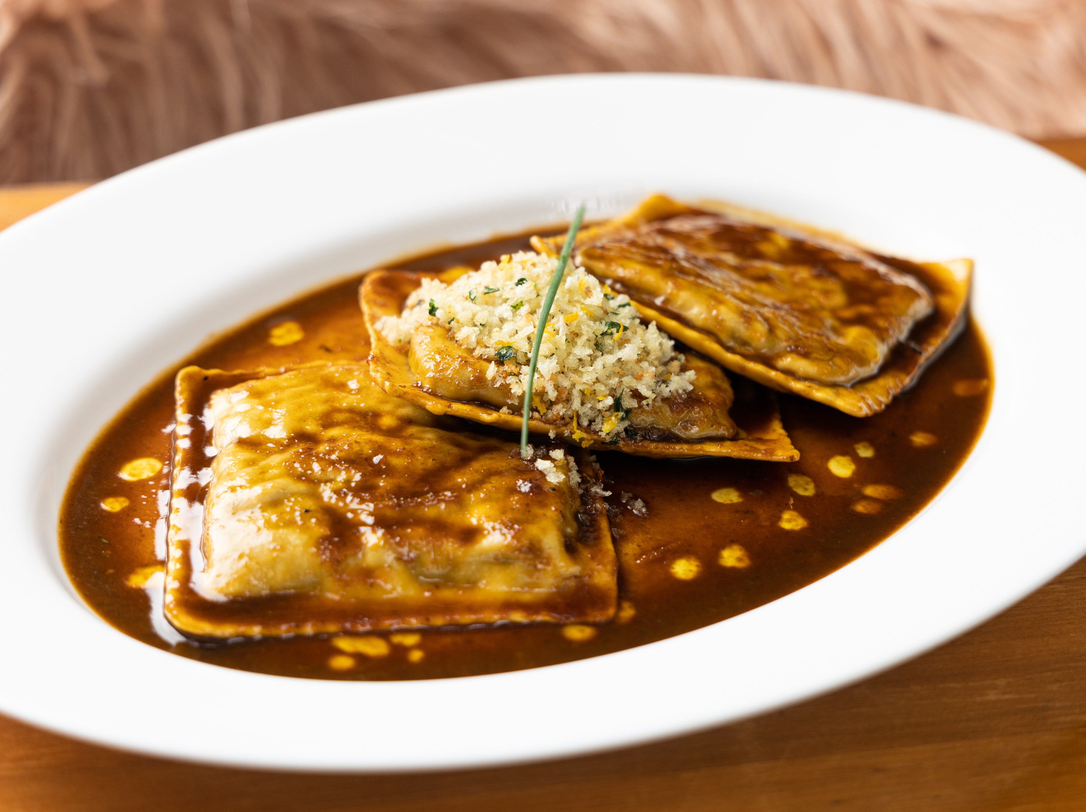 Raviolo Maremmani recheado de pato braseado ao vinho tinto e finalizado com pangrattato e raspas de laranja, do restaurante Bosco, para o Dia das Mães