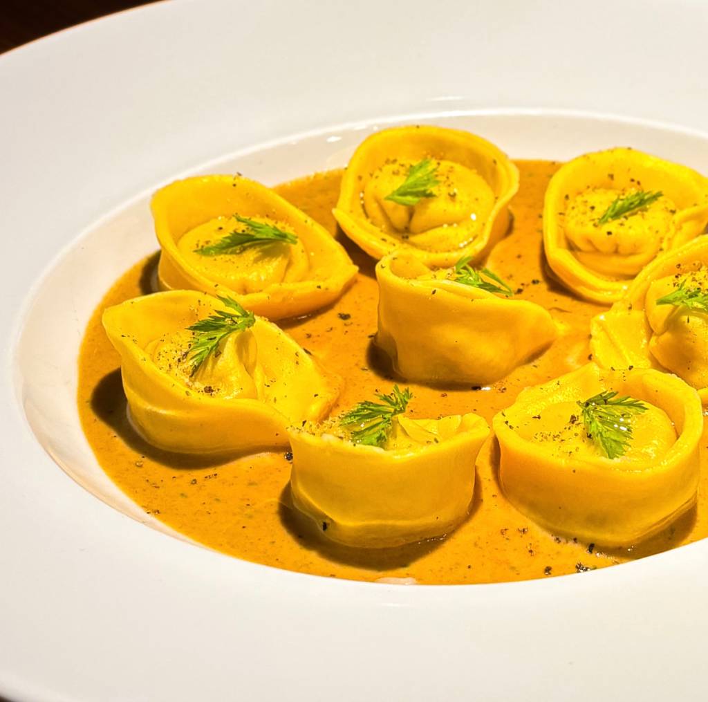 Tortelli de Pernil Assado com molho de cebolas tostadas, do Le Quartier, para o Dia das Mães