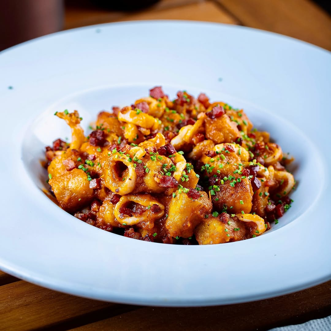 Gnocchi de banana com pancetta e lula está no cardápio do MÈA Gastronomia para o Dia das Mães