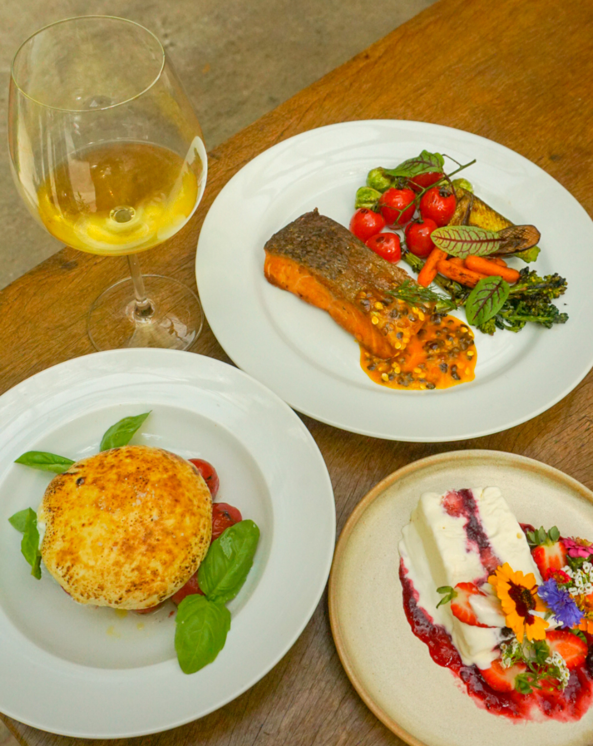 Burrata assada no forno a lenha, Salmão grelhado com molho maracujá e Semifredo de frutas vermelhas é o combo especial do restaurante Refúgio para o Dia das Mães