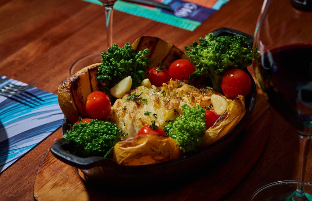 Bacalao Parrilero é um bacalhau feito na brasa com batata grelhada e manteiga de ervas no restaurante Corrientes 348