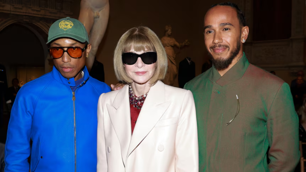 Imagem com dois homens negros e uma mulher branca vistos de frente