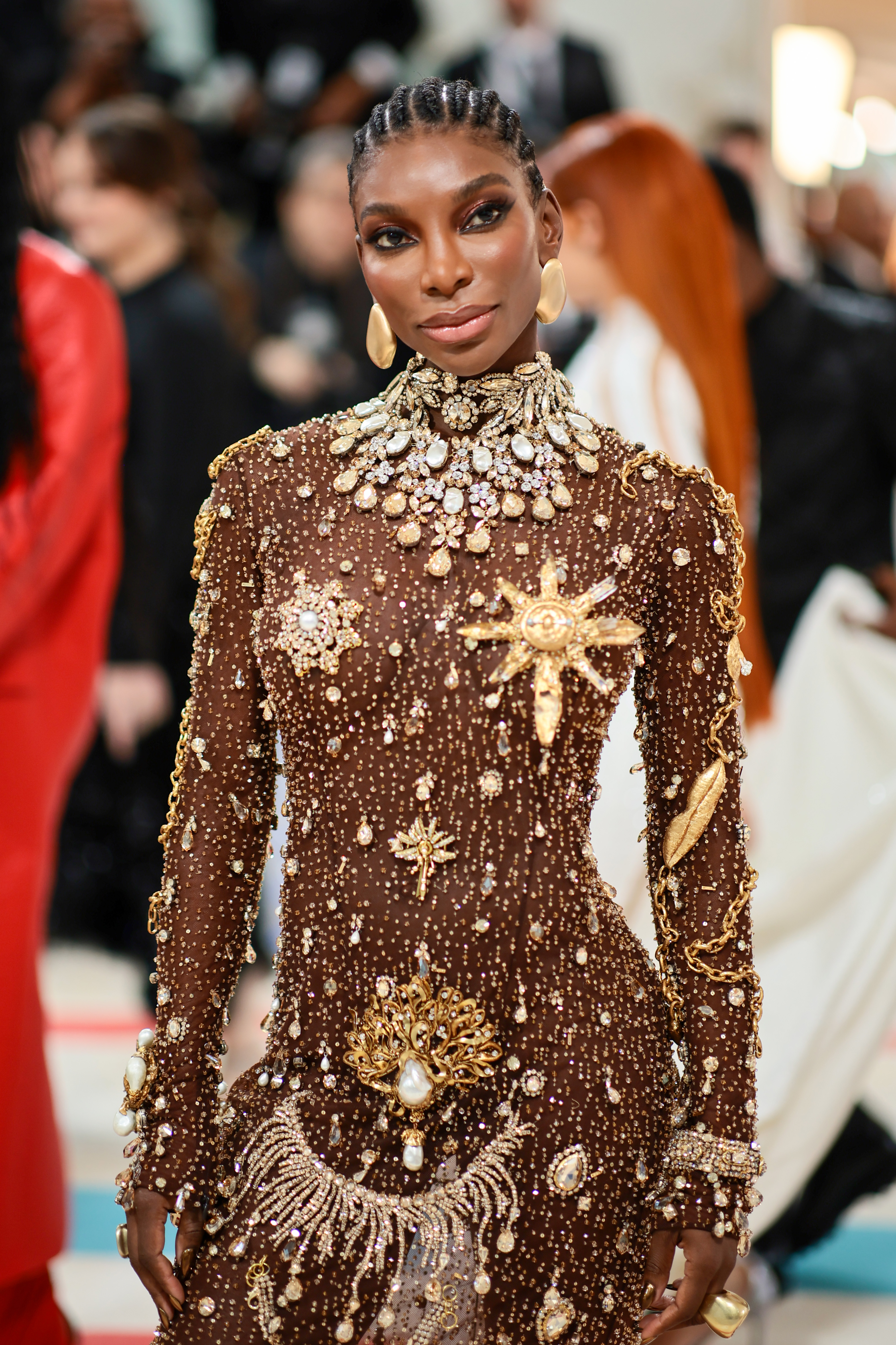 Imagem de mulher negra vista de frente em um desfile de moda