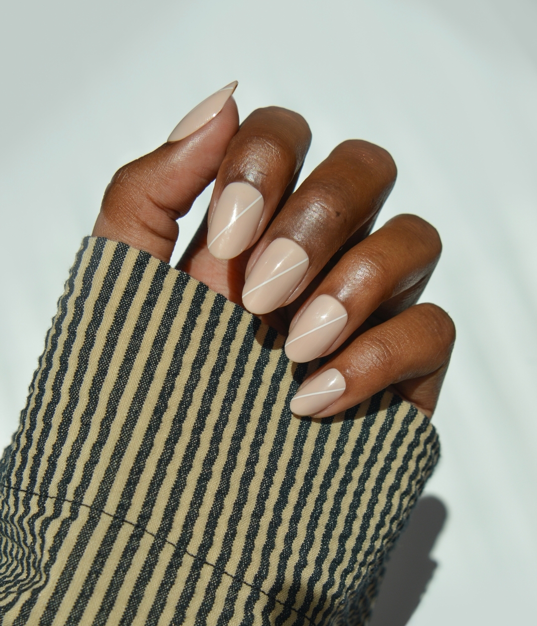 Unhas nudes trazem elegância para as mãos