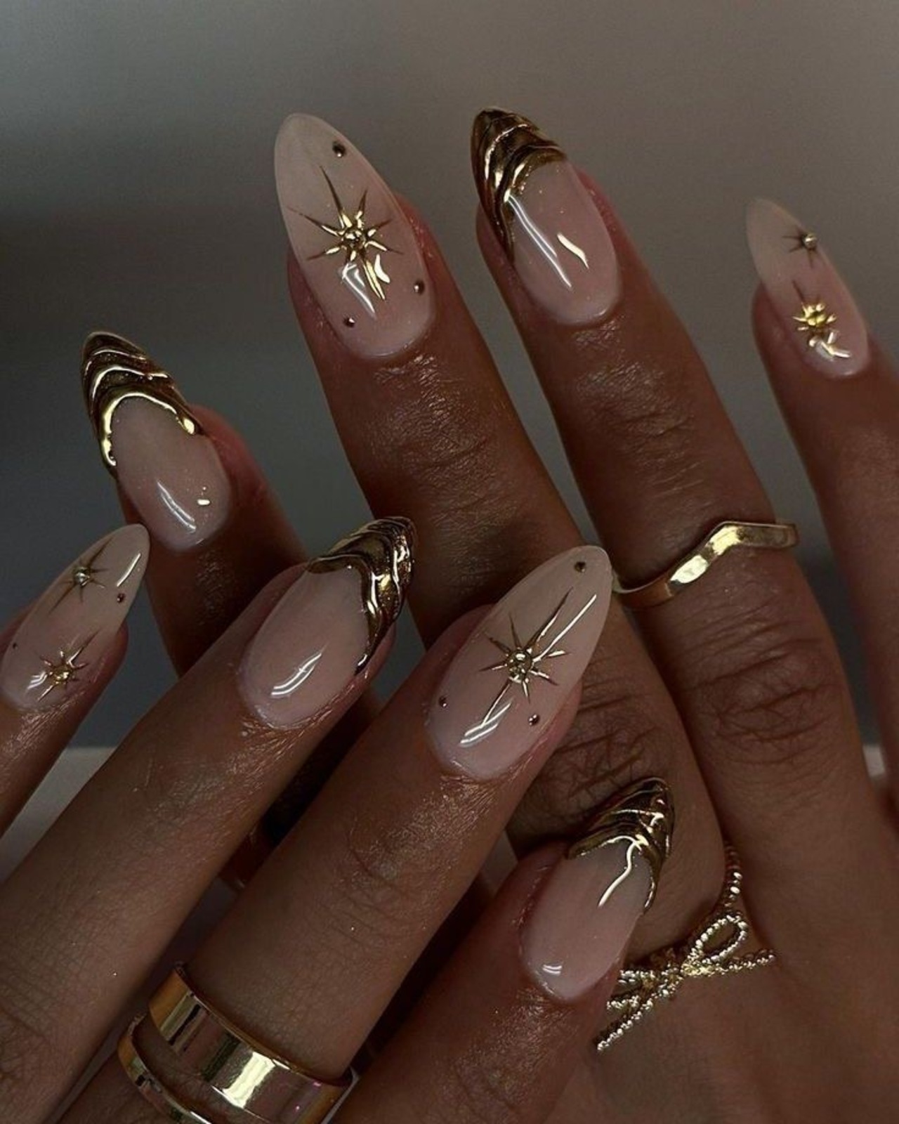 Unhas texturizadas douradas