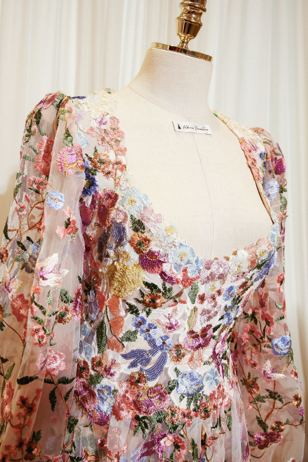 O decote do vestido feito exclusivamente para Ana Maria Braga em 3 semanas