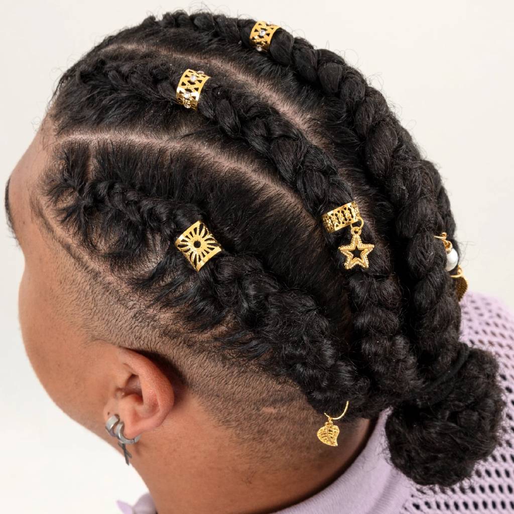 Imagem de cabelo masculino com tranças vista por trás
