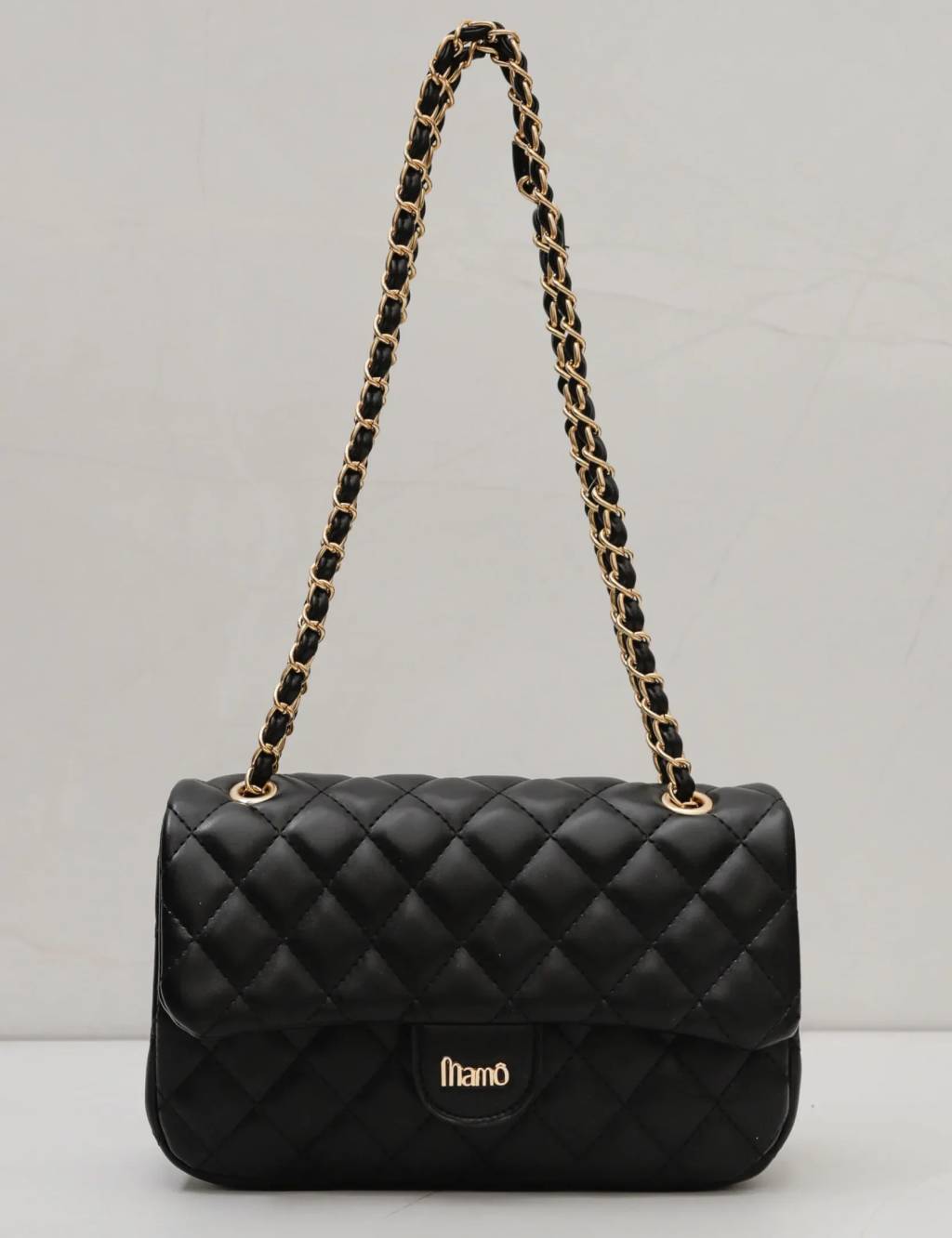Imagem de bolsa preta com detalhes em dourado