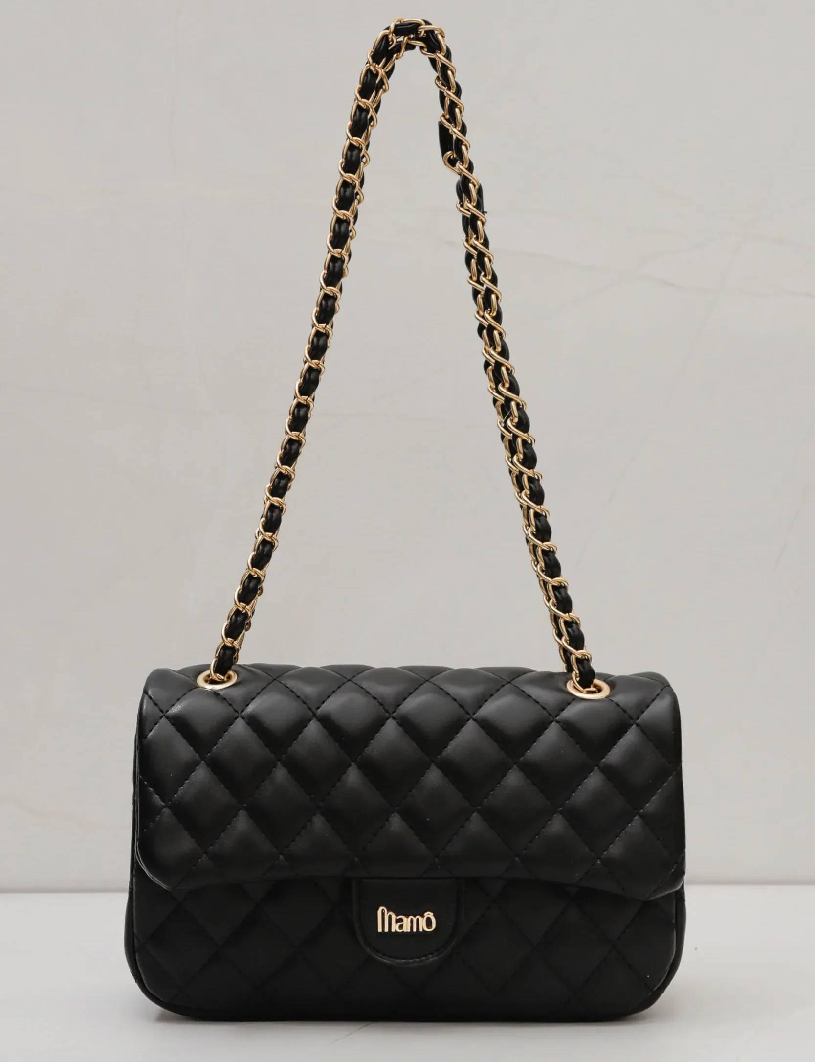 Imagem de bolsa preta com detalhes em dourado