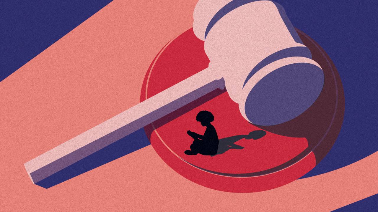 Ilustração de malhete e uma criança ao lado lendo
