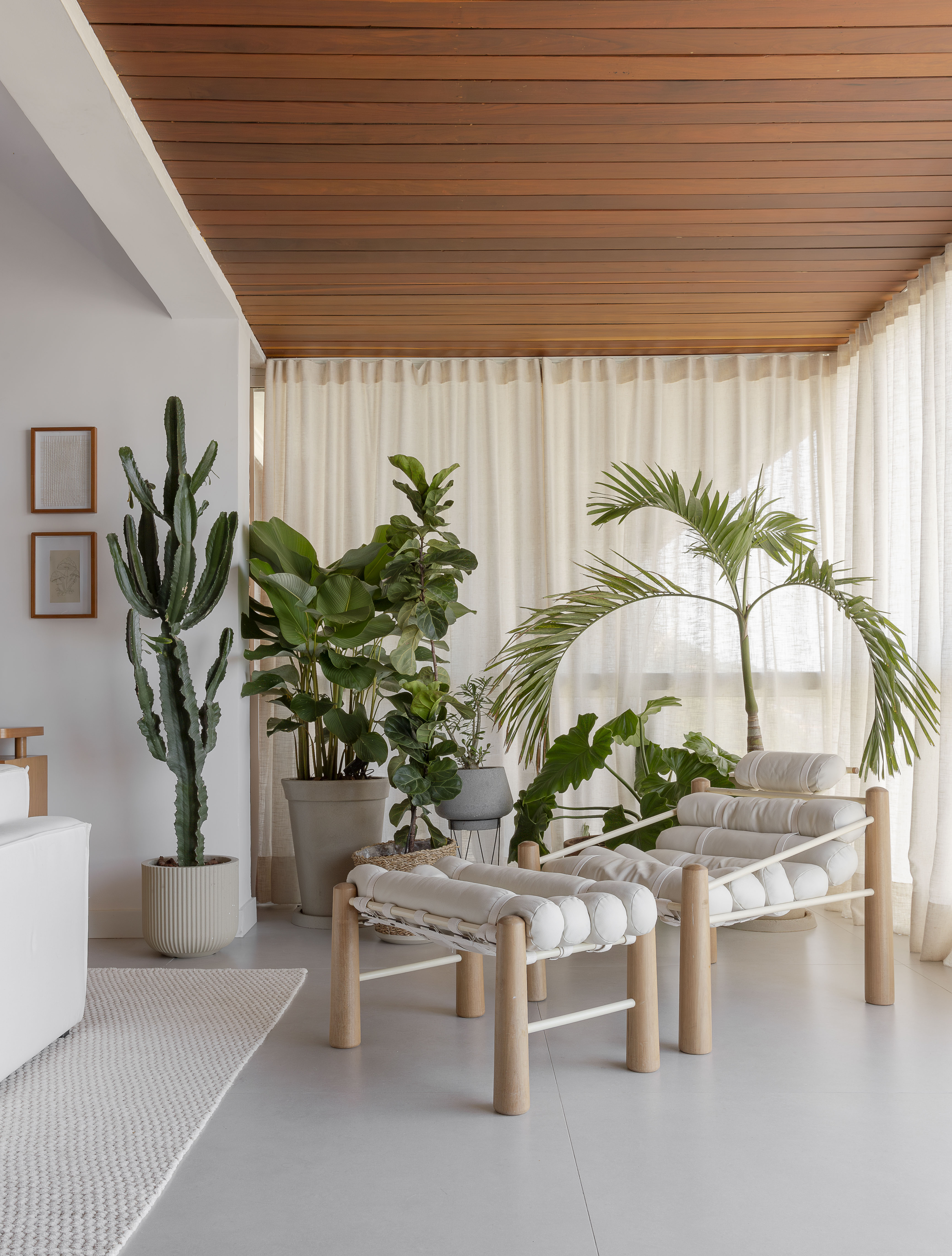 Para ambientes confortáveis, invista em móveis que abraçam. | Projeto: Casa Tauari