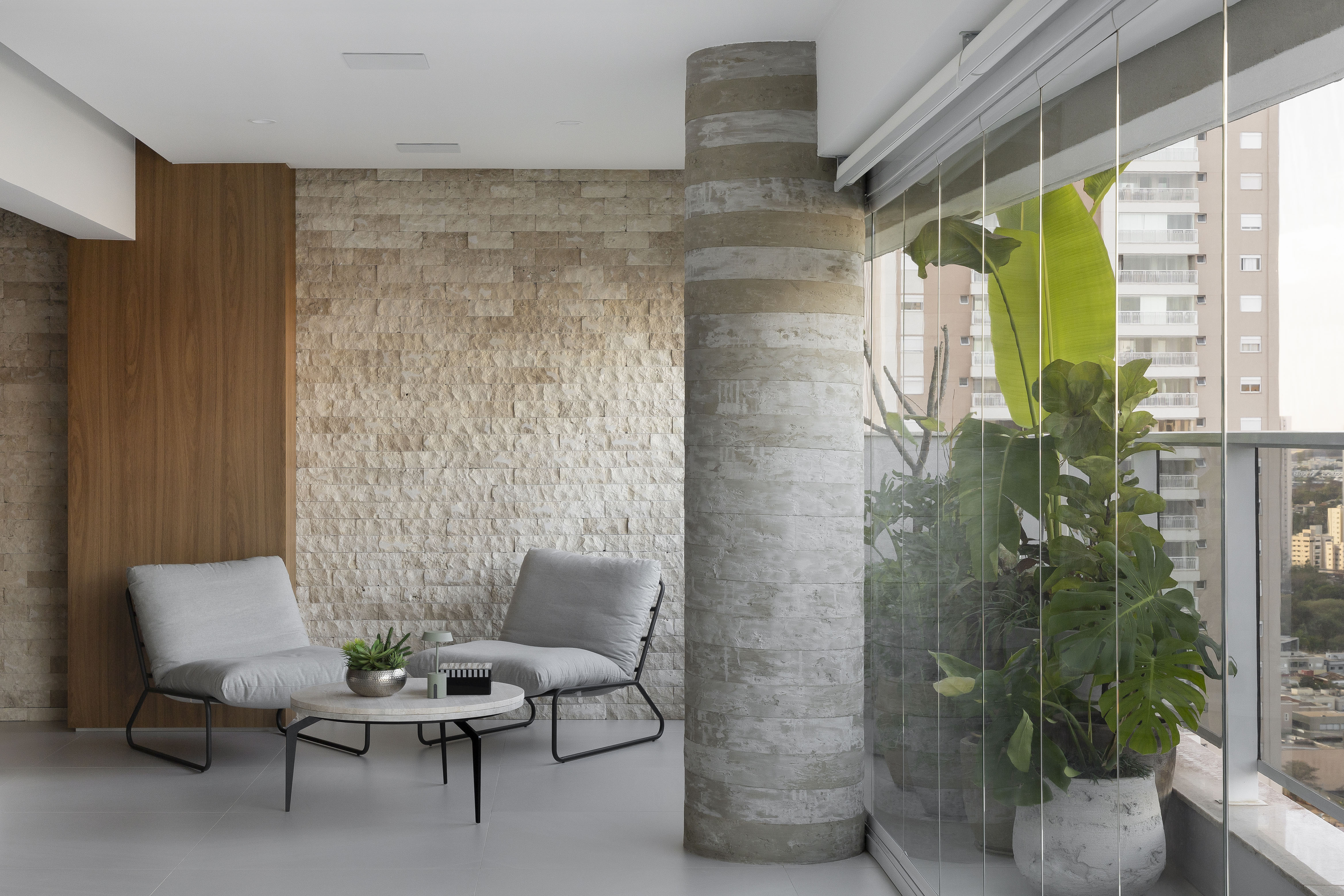Nesta varanda, o espaço é bem utilizado com ripados de madeira. | Projeto: WA Arquitetura