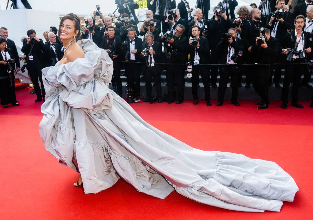 Ashley Graham no tapete vermelho de "Club Zero" durante o 76º Festival Anual de Cinema de Cannes de 2023