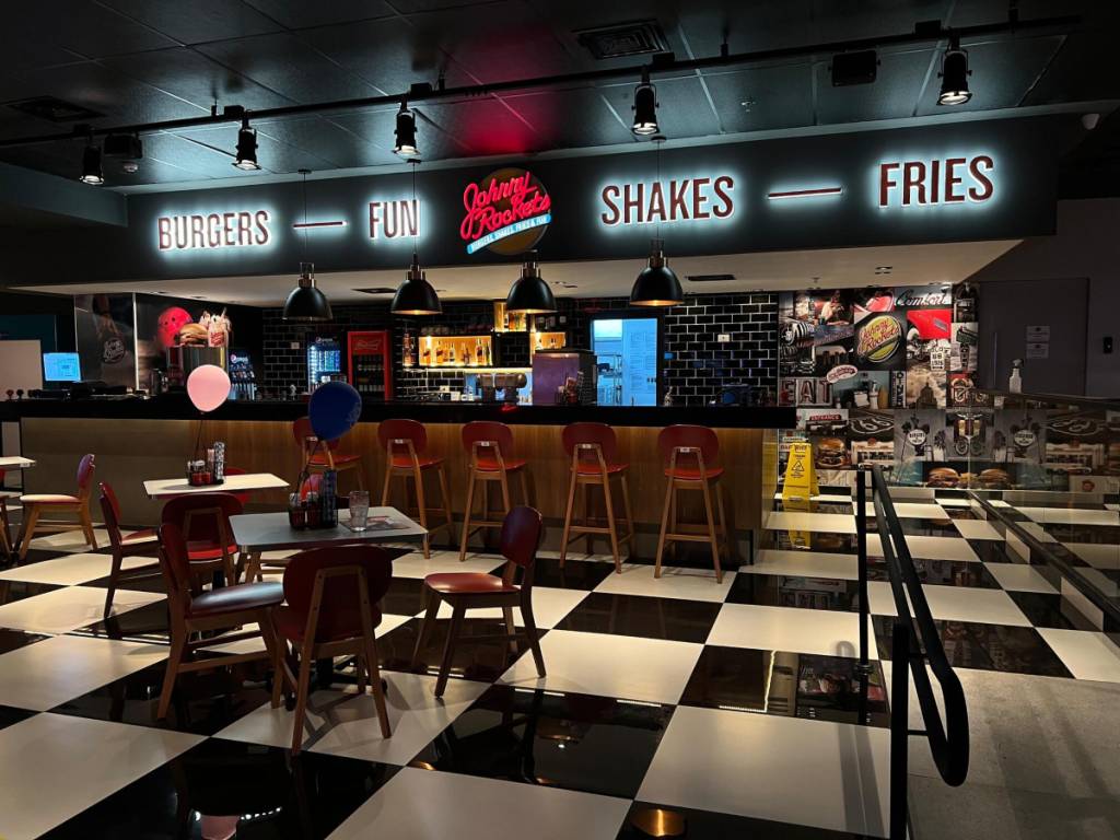 A rede Johnny Rockets tem decoração anos 50 que lembra o filme 