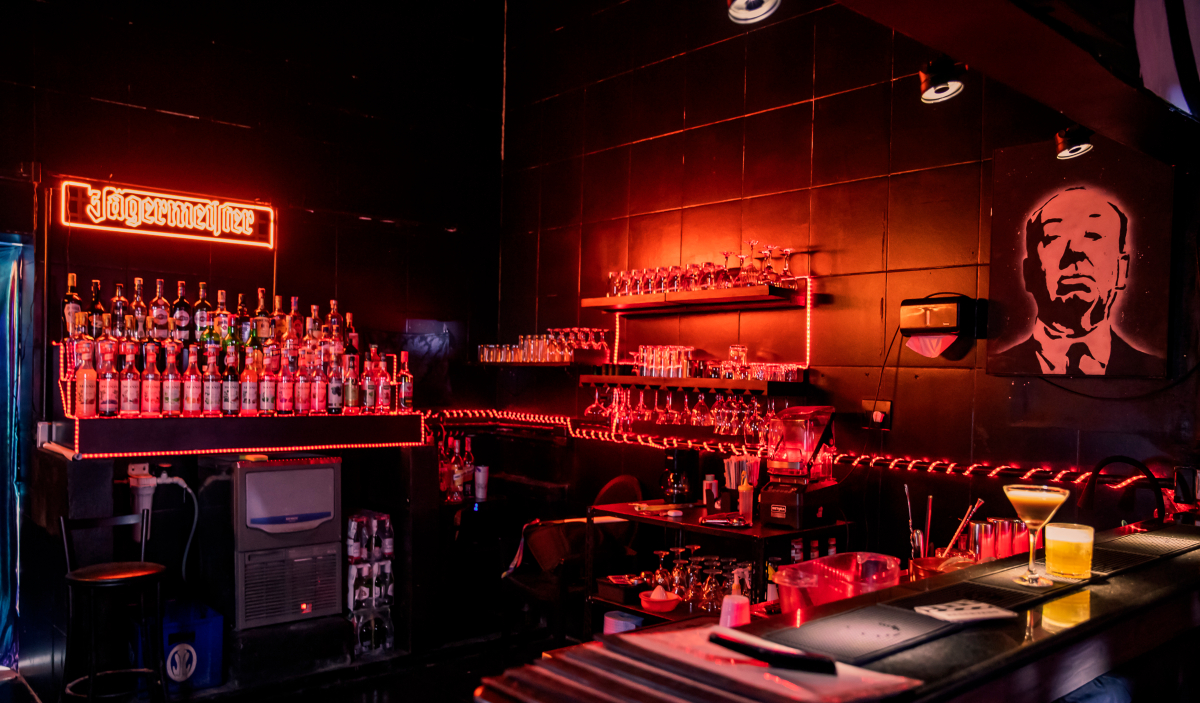 Alfred Hitchcock é homenageado no Hitch Bar, na Praça Roosevelt, em São Paulo