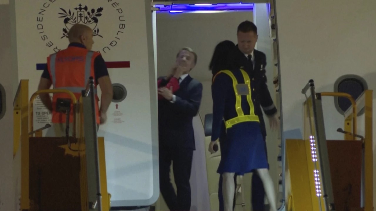 Brigitte dá ‘tapa’ no rosto de presidente francês Macron.