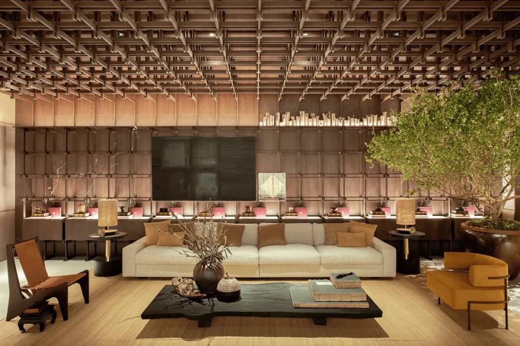 O arquiteto considerou elementos como equilíbrio, espiritualidade, memória e delicadeza por meio de um layout setorizado em living, casa de chá, quarto e banho.