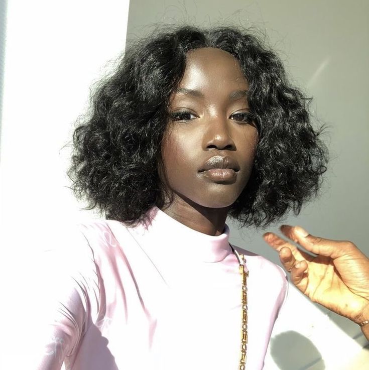 Cabelo ondulado com corte french bob