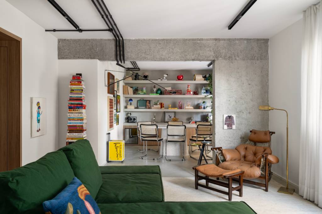 cadeira-sala-decoracao-canto-leitura Poltrona criada nos anos 1960 e luminária de chão antiga criam canto de leitura aconchegante na sala | Projeto assinado pelo escritório 222 Arquitetura