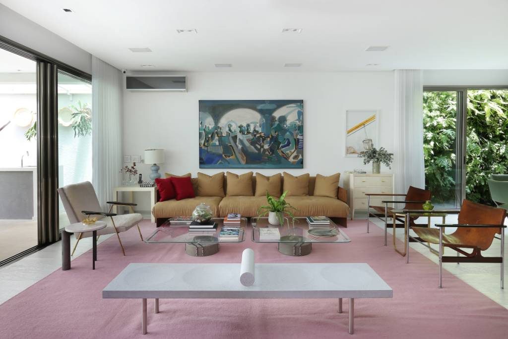 cadeira-sala-decoracao-mix-designs Piso de demolição da sala ganhou acabamento branco fosco para destacar os móveis de design autoral, como as cadeiras