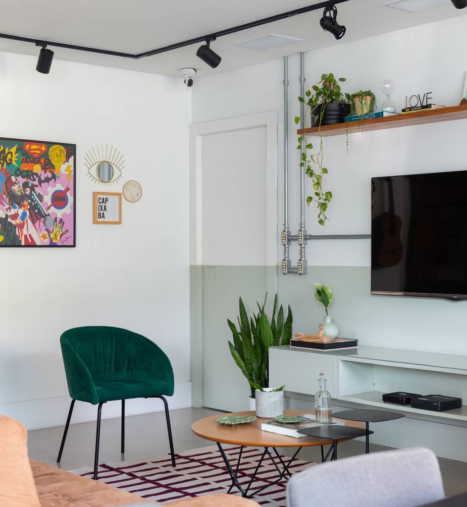 cadeira-sala-decoracao-ponto-de-cor-Gleuse Ferreira Em decoração neutra, cadeira pode ser o ponto de cor | Projeto assinado pela arquiteta Gleuse Ferreira