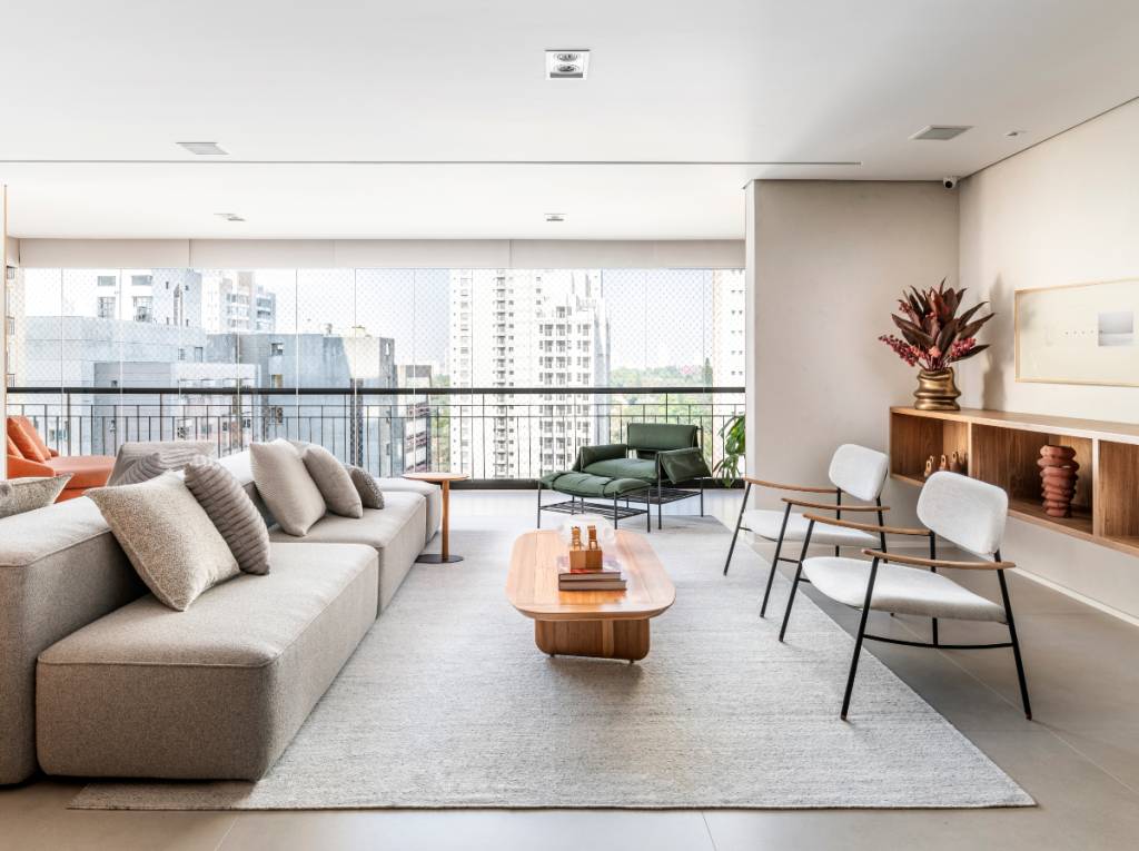 cadeiras-sala-decoracao-conversa Cadeiras frente a frente ao sofá permitem altas horas de boa conversa | Projeto assinado pelo escritório Ana Toscano Arquitetura