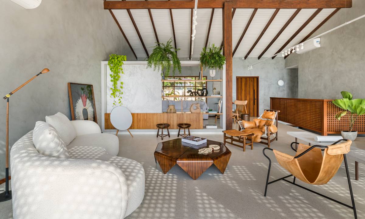 Combinar cadeiras na sala dá toque especial à decoração | Projeto assinado pelo escritório Andrea Murao Arquitetura e Interiores
