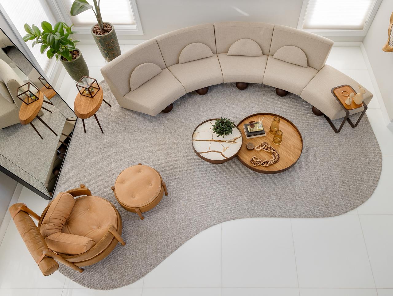 Imagem de sala de estar com móveis em tom de marom, cinza e creme