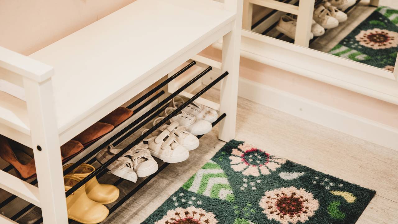 5 truques para organizar sapatos em casas ou apartamentos pequenos.