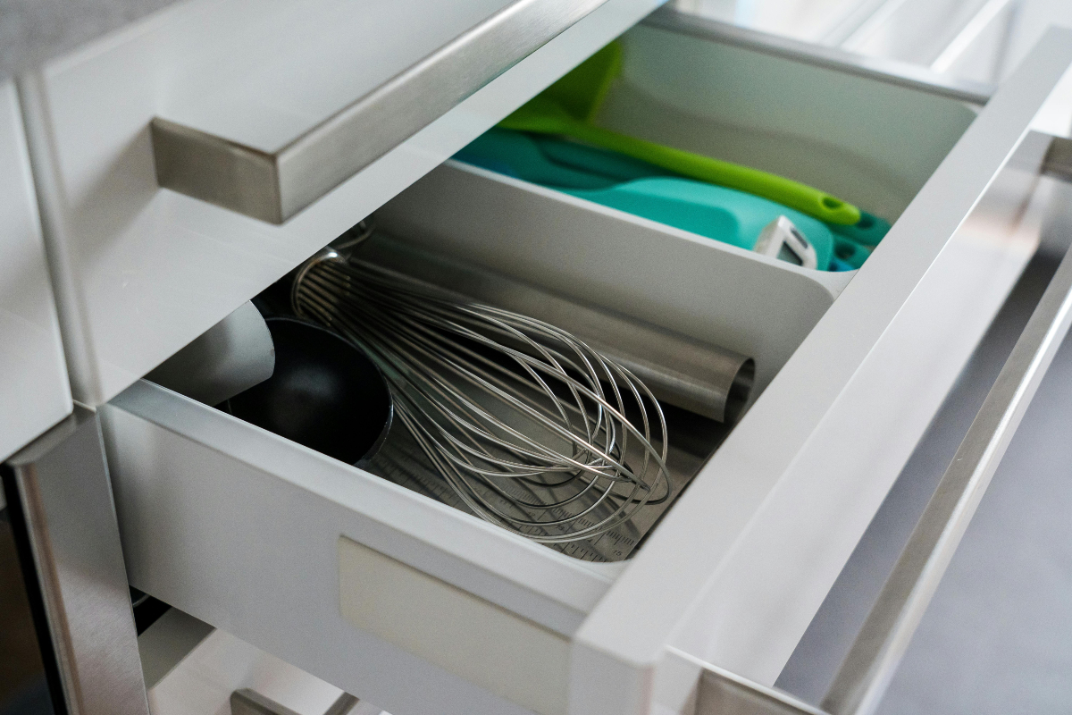 Utensílios com menos uso devem ficar nas gavetas de baixo