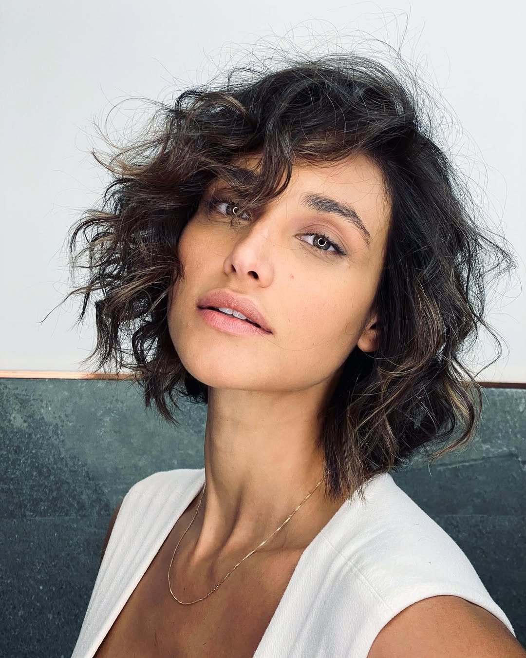 Cabelo ondulado com corte bob clássico