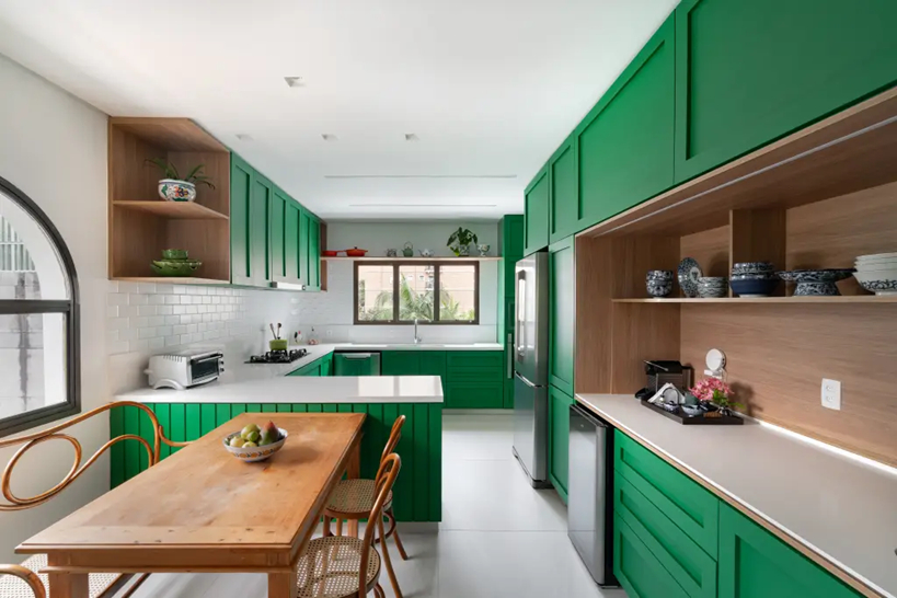Alterar a cor os armários, com pintura ou adesivamento, faz diferença na decoração da cozinha | Projeto assinado pelo Estúdio Pluri