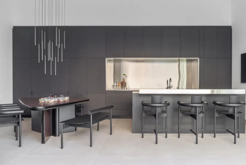 Pendente sob a mesa de jantar dá outro toque na iluminação da cozinha