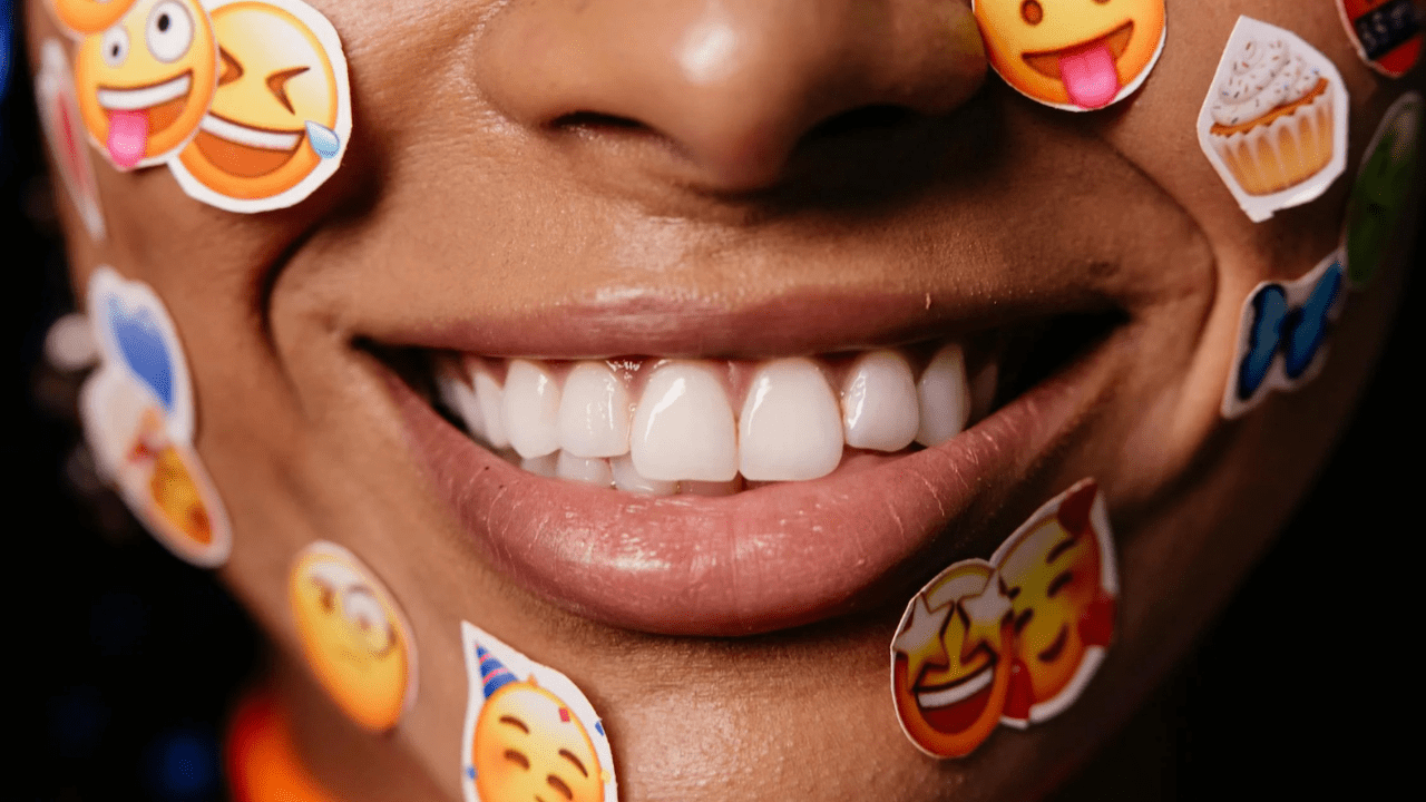 No ambiente de trabalho, até mesmo os emojis usados merecem atenção
