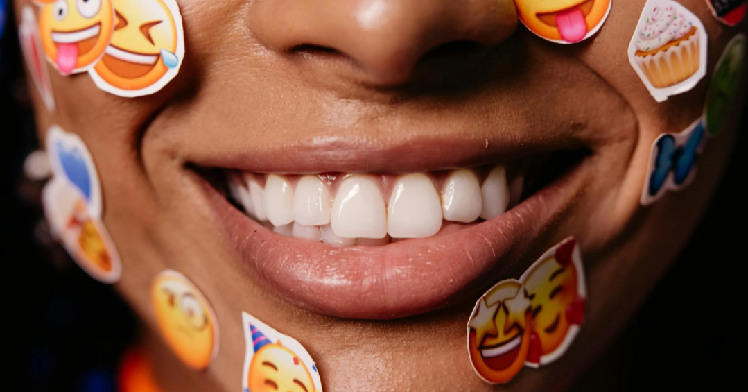 Pode usar emoji no trabalho? Especialista revela