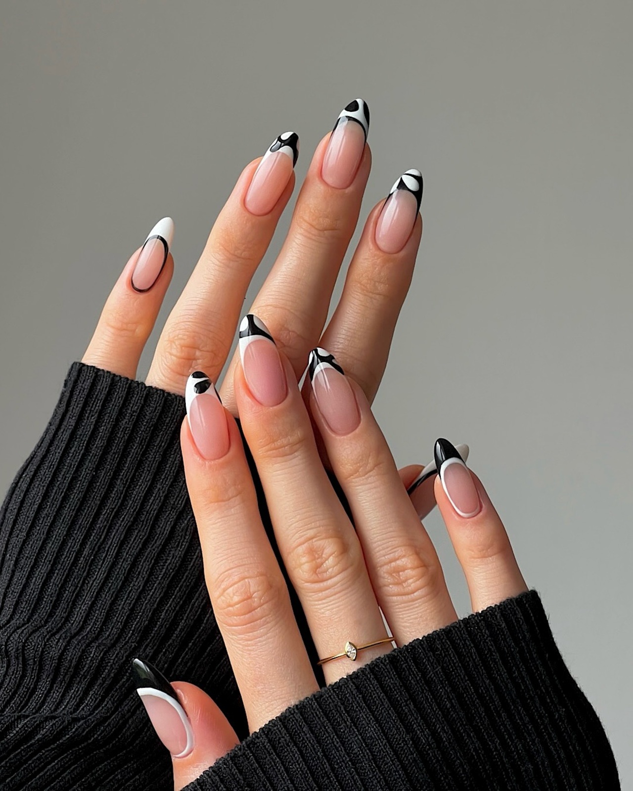 Unhas francesinhas P&B.