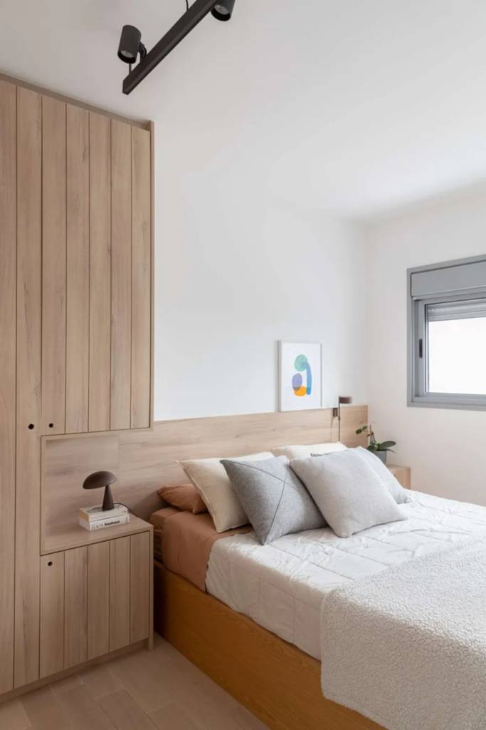 guarda-roupa-planejado-dois-em-um Guarda-roupa desenhado em L oferece ao mesmo tempo a mesa de cabeceira | Projeto do escritório MSAC Arquitetura