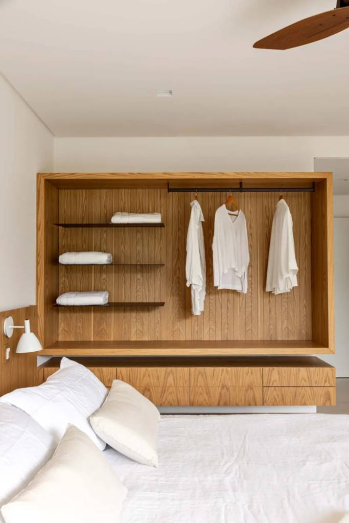 guarda-roupa-planejado-visivel Você pode ter um guarda-roupa aberto, similar ao de hotéis, deixando tudo visível e à mão quando necessário | Projeto assinado pelo arquiteto Nildo José