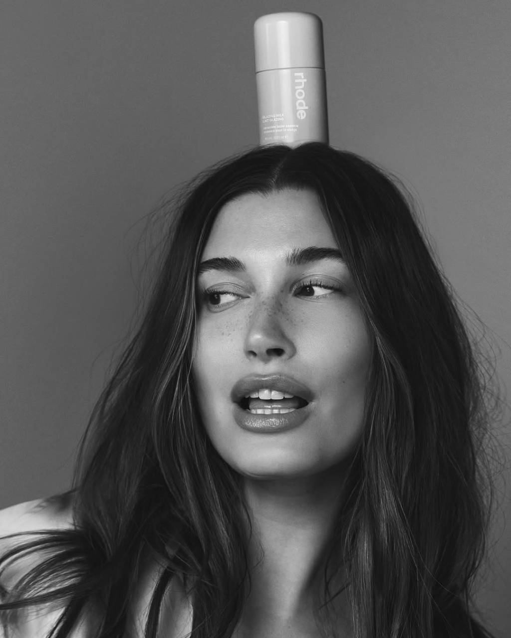 hailey-bieber-vende-rhode (2) Ela foi destaque em campanhas para grandes marcas como Guess, Miu Miu, Jimmy Choo, Tommy Hilfiger e entre outras.