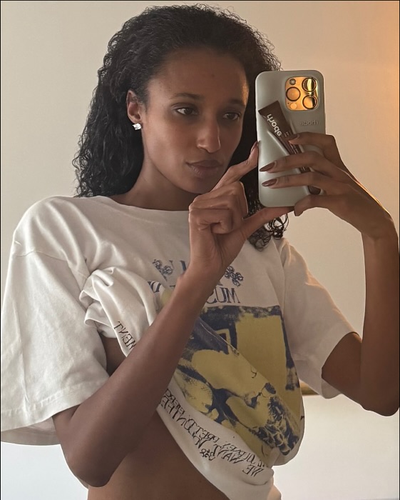 hailey-bieber-vende-rhode A capinha Rhode, popularizada pela marca de beleza da Hailey Bieber, é uma tendência forte no mundo da moda e acessórios para celular.
