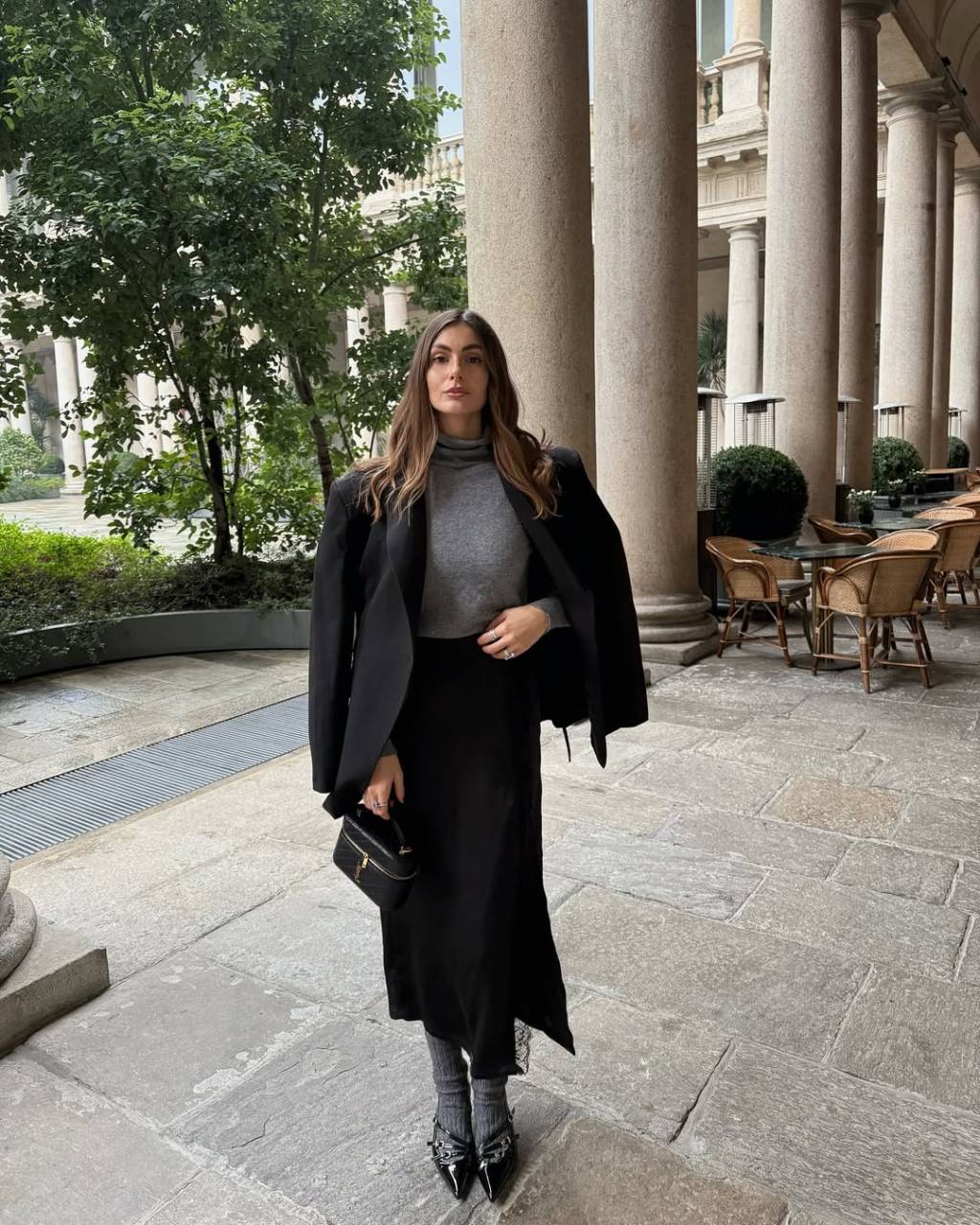 ideias-looks-com-saia-midi-e-casaco Estilo elegante se beneficia de blusa cinza, blazer preto, saia preta midi, bota de couro e bolsa pretaa