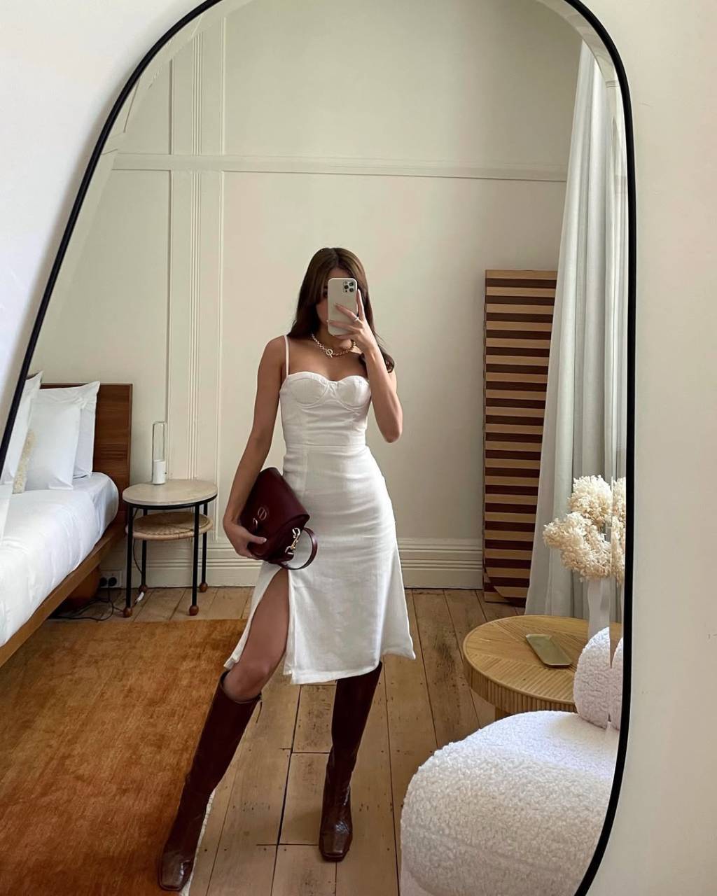 inspiracoes-looks-vestido-e-bota-cano-alto Visual com vestido longo branco e bota de cano alto marrom formam look delicado