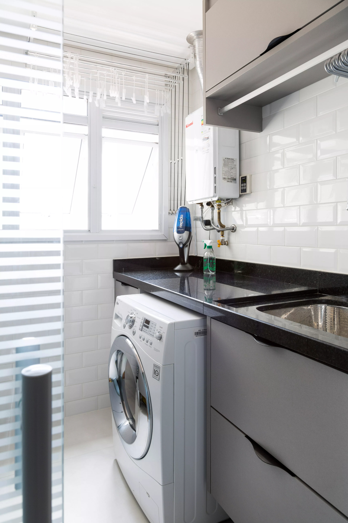 Lavanderia funcional tem grandes gavetas e espaço para pendurar as roupas em cabides | Projeto assinado pela arquiteta Barbara Dundes