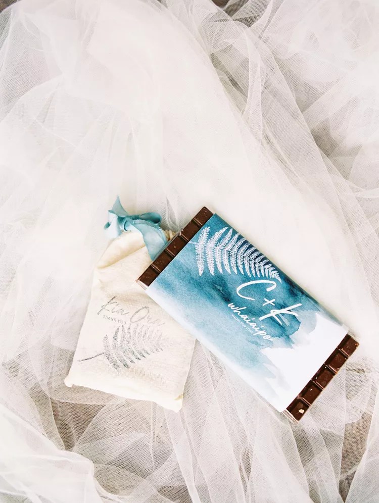 Chocolate com embalagem ilustrada pode ser lembrancinha barata e especial do casamento