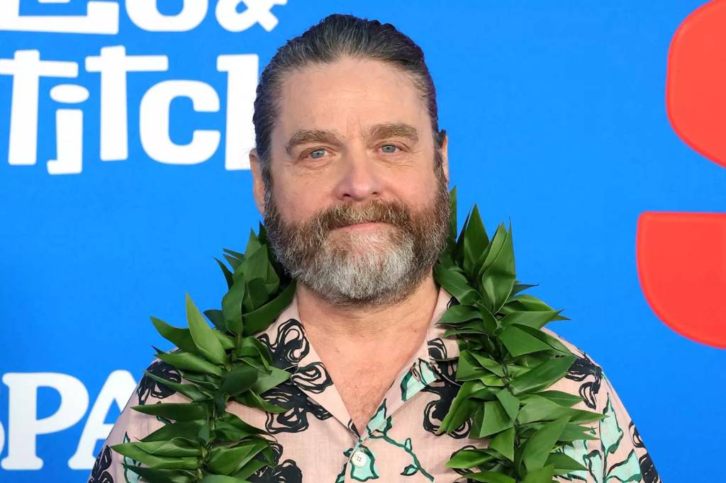 lilo-stitch-elenco_1 Homem visto de frente com um colar de folhas